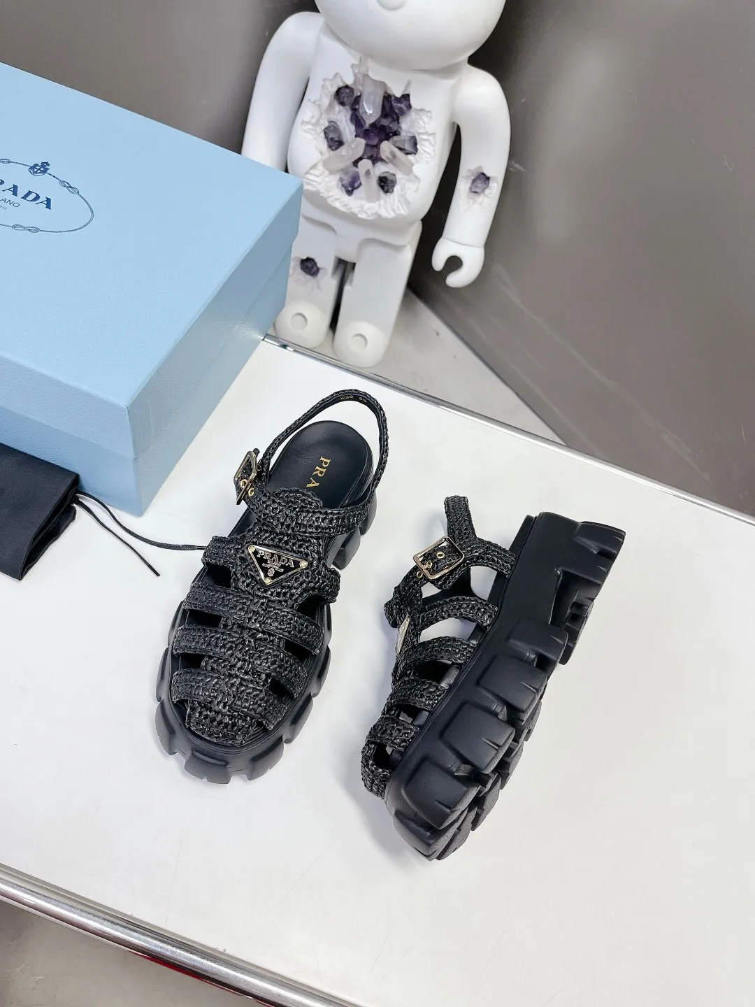 👟👟Ex-factory price 640👟👟 Straw 2023 exclusive version super hot🎊🎊🎊hot prada Prada cage shoes sawtooth Roman braided thick-soled rubber sandals retro fashionable and avant-garde gear teeth 55mm Thick-soled soles, the upper perfectly restores the original craftsmanship, and is made of purely hand-woven uppers. The cost is extremely high, making the whole pair of shoes light and comfortable, full of holiday feel, and bright colors 💐💐💐💐 to satisfy a variety of choices for fashionable people with different styles! The iconic metal triangle logo is paired with the shape of ancient beach sandals. Every design element is fashionable! Code number 35-40